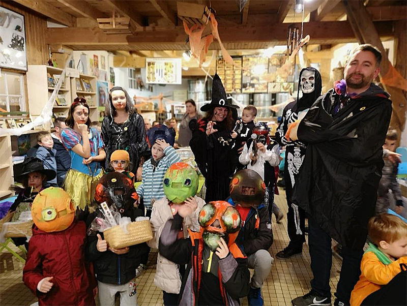 2 Familles gagnantes 2019 au concours du meilleur costume cite des insectes nedde halloween 1